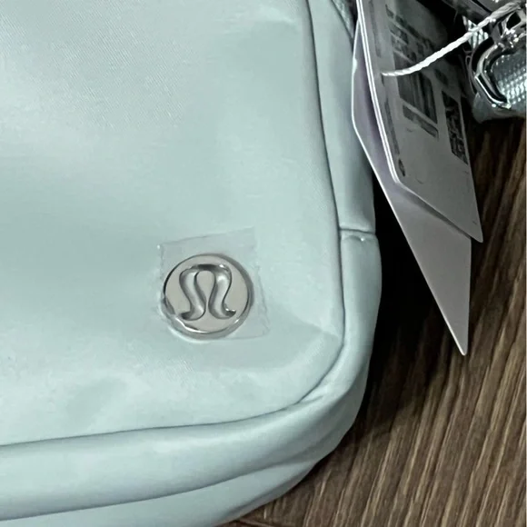Lululemon Everywhere Crossbody 2L Pelican NWT - Picture 5 of 6